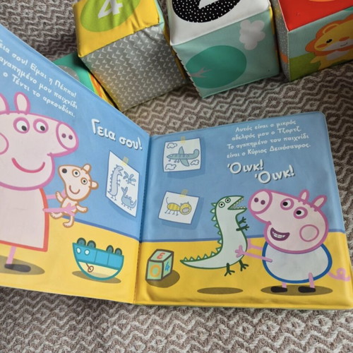 Peppa Pig waterproof soft book Plats Plouts like new with bath cubes