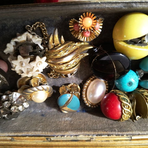 Bijouterie used with vintage earrings from 60s-80s and two pins
