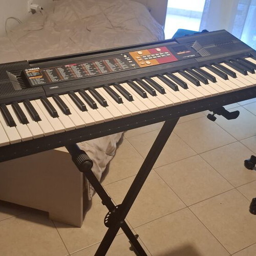 Yamaha PSR F51 keyboard like new with stand