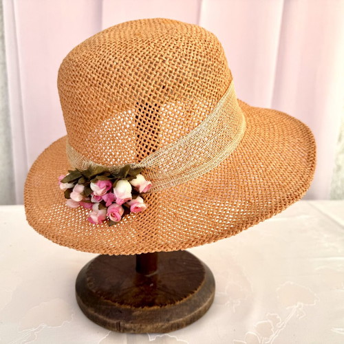Vintage women's summer hat with pink fabric flowers, like new