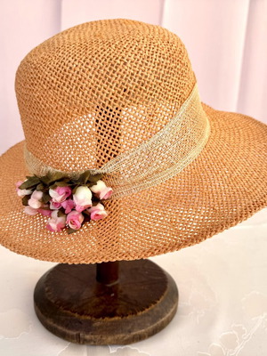 Vintage women's summer hat with pink fabric flowers, like new