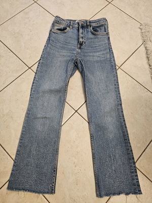 Zara women's crop jeans size 34 used, slim fit with frayed hem