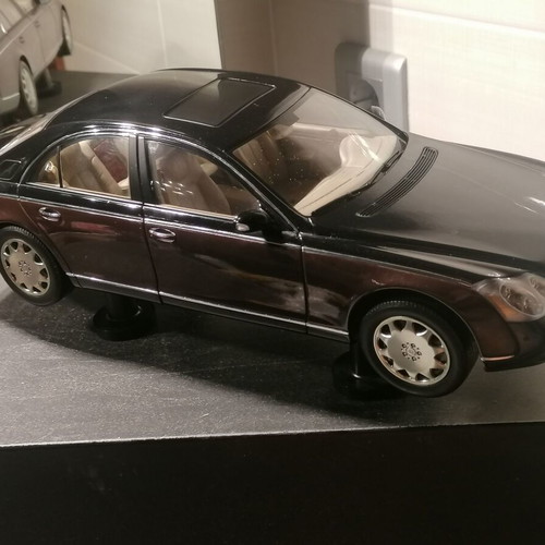 Maybach 57 1/18 scale model by Autoart like new