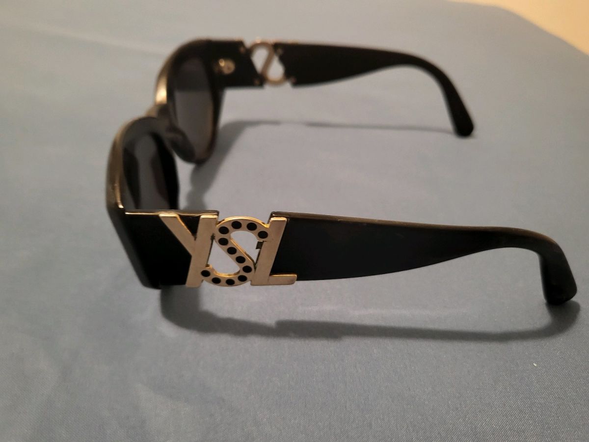 小物 Yves Saint Laurent Gold Logo Sunglasses Yves Saint Laurent sunglasses used,… - € 110,00 - Vendora.cy