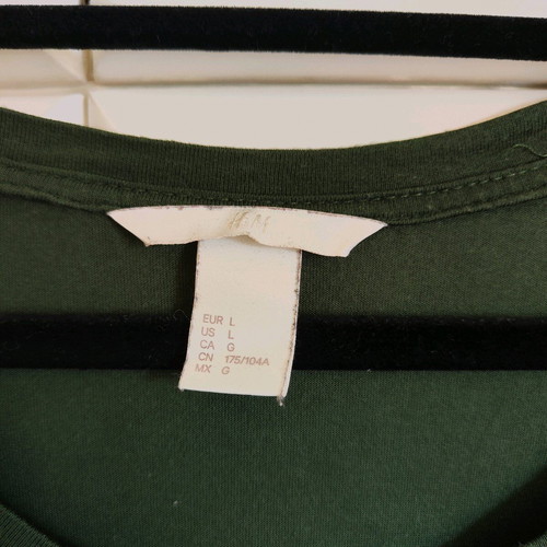 H&M green t-shirt like new with sequin snake design