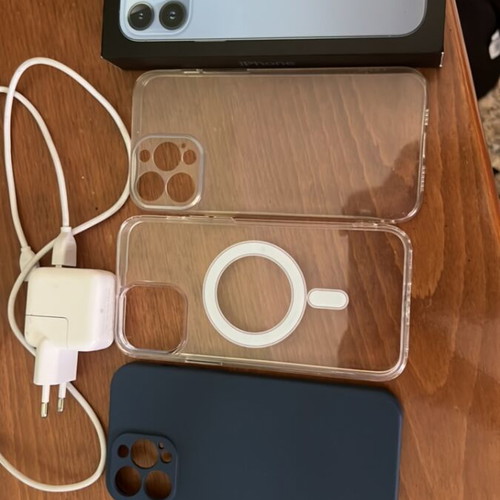 iPhone 13 Pro Max 128 GB Sierra Blue like new with cases and charger