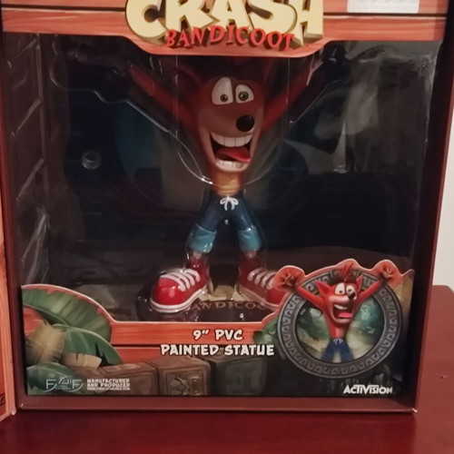 Crash Bandicoot F4F Exclusive Edition PVC 9' figure like new, boxed