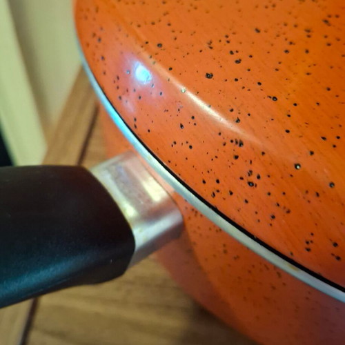 Nonstick saucepan with handle and lid like new, vibrant color