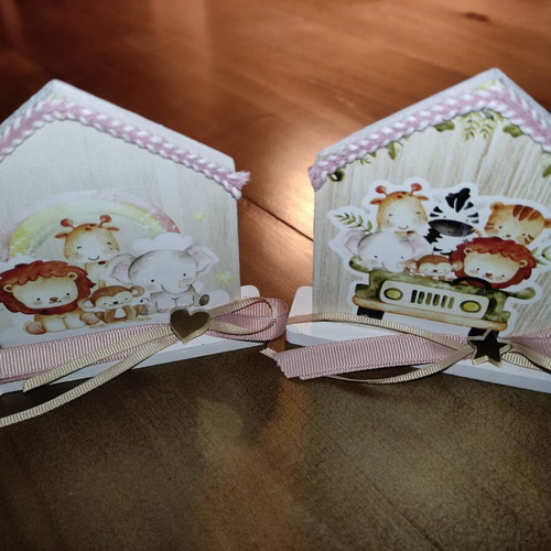 Table decorative houses with animal figures, like new, set of 2