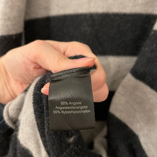 Cardigan like new, very soft and comfortable