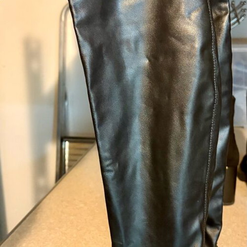 Leather black boots new, size 38