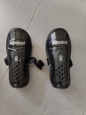 Football shin guards for kids like new, size small
