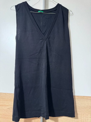 V sleeveless shirt Benetton like new, black, size L