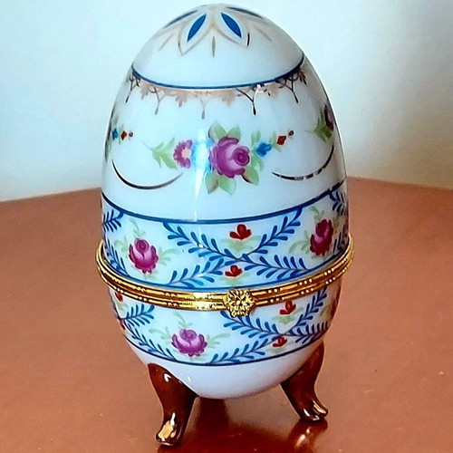 Porcelain decorative egg like new with handmade floral motifs