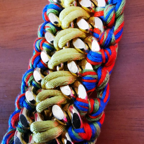 Bracelet new with multicolored threads and gold