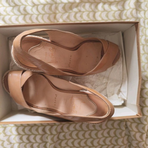 Christian Louboutin πλατφόρμες μεταχειρισμένες μπεζ λουστρίνι νούμερο 38
