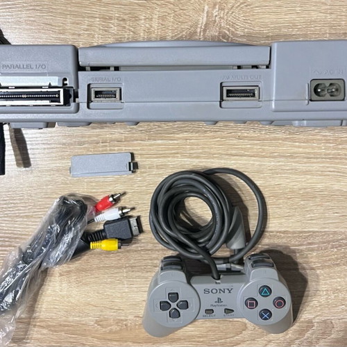 PlayStation 1 like new with 5 games and Sony controller