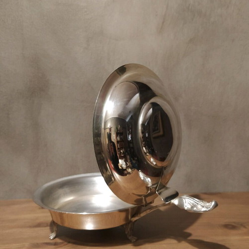 Fondue pot with lid and feet used