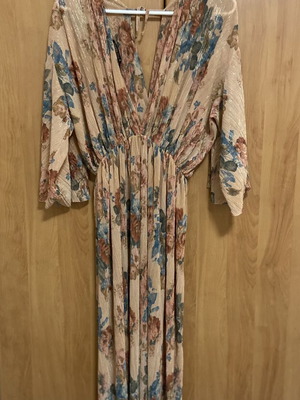 Nidodileda floral φόρεμα σαν καινούργιο, one size, πλισέ ύφασμα με χρυσή κλωστή