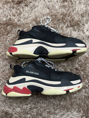 Balenciaga Triple’S σαν καινούργιο, casual παπούτσια μέγεθος 42 μαύρο και κόκκινο