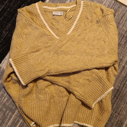Stradivarius sweater used, size Medium, beige