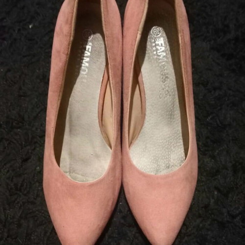Famous Shoes pink suede heels like new, size 39