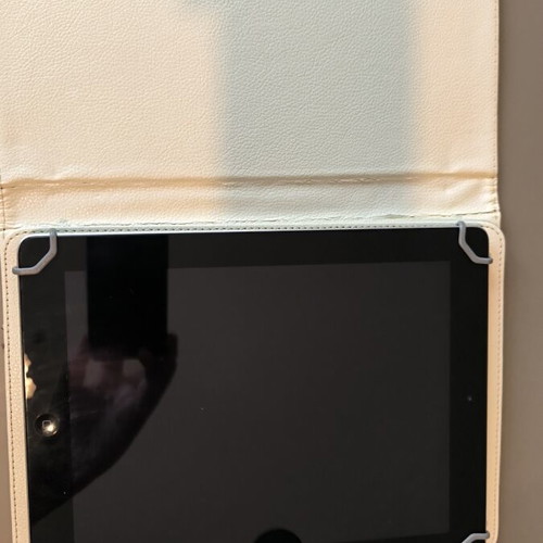 iPad 3rd Generation MC705LL/A 16GB used with Iron Man sticker and case