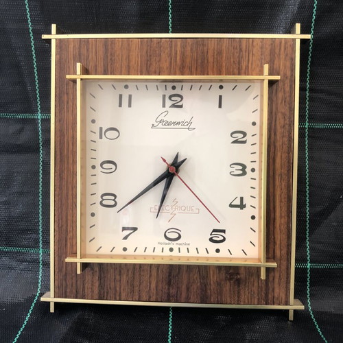 Greenwich electric wall clock like new, functional