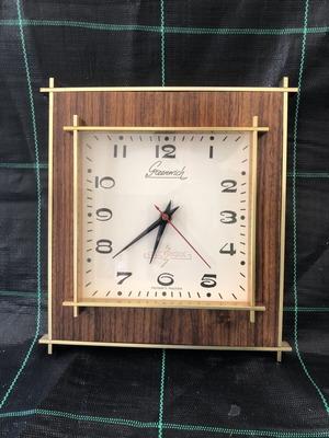 Greenwich electric wall clock like new, functional