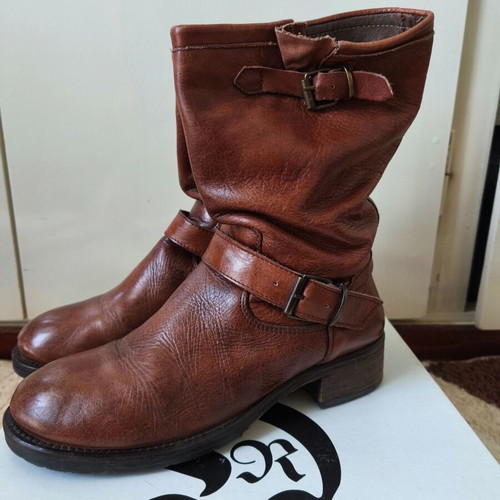Women's brown cognac leather boots like new, size 39