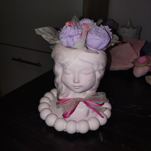 Mini scented wax bouquet in plaster/porcelain face, like new
