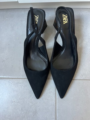 Zara black pumps like new, low block heel size 37