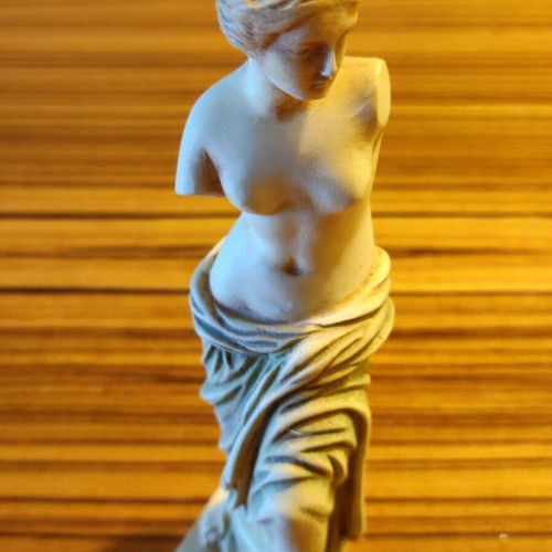 Alabaster statuette of Aphrodite of Milos like new, handmade