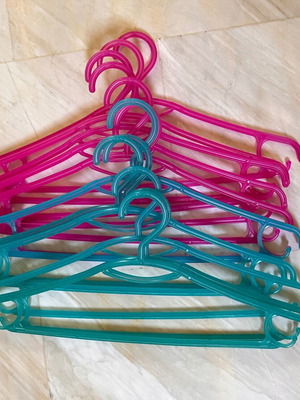 Plastic hangers set of 12 like new, fuchsia and turquoise