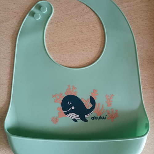 Silicone bibs set of 2 like new, Kikkaboo and Akuku