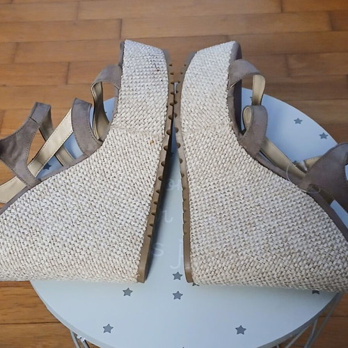 Bozikis beige suede high platform sandals like new, size 40