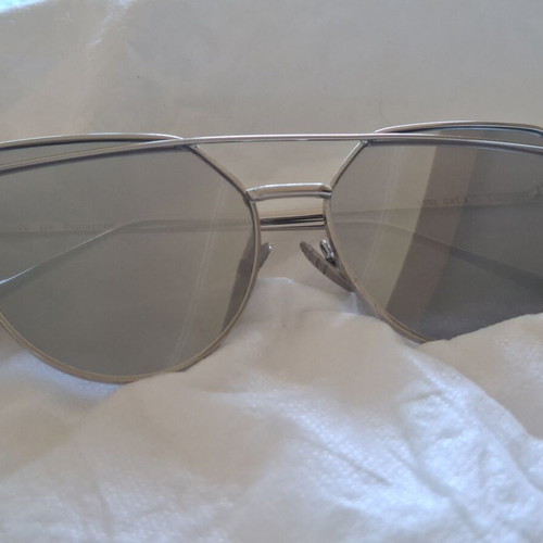 Unisex sunglasses with gray UV400 lenses and silver metal frame like new