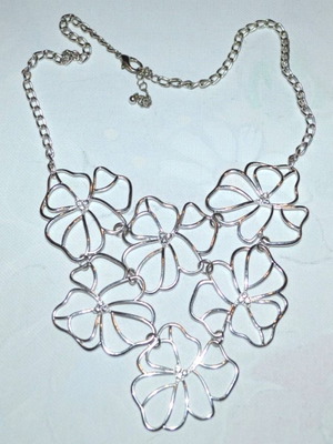 Metal floral steel necklace like new, silver color