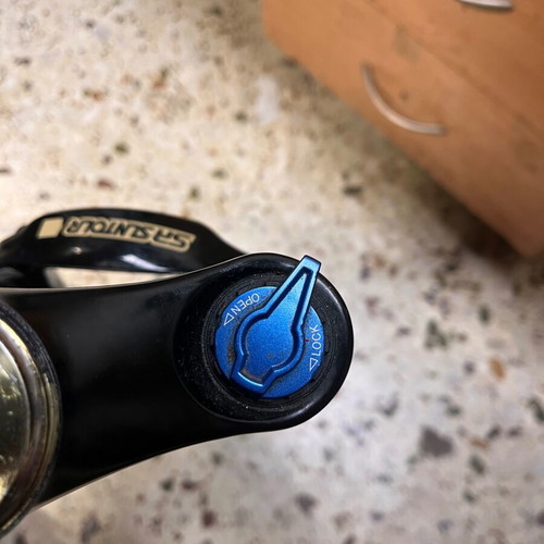 Suntour oil spring suspension with lock, rebound and preload for 29 wheel