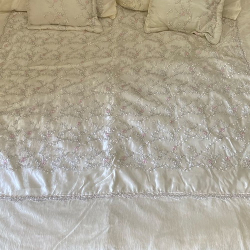 New quilt 185x210 cm with 2 large and 2 small pillows