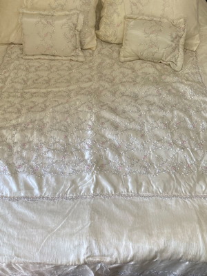New quilt 185x210 cm with 2 large and 2 small pillows