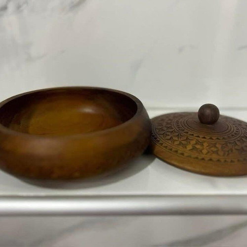 Retro wooden box like new with lid and carving