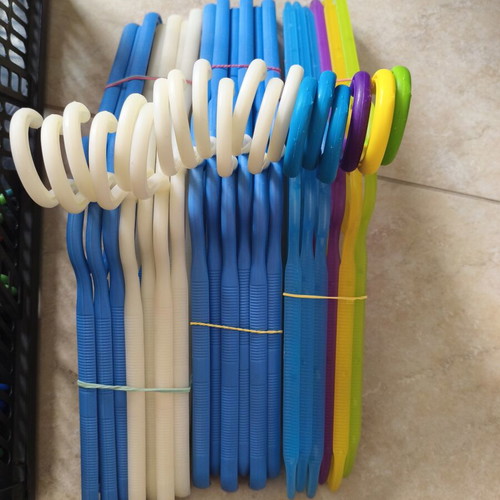 Rotating hangers pack of 20 like new, assorted colors