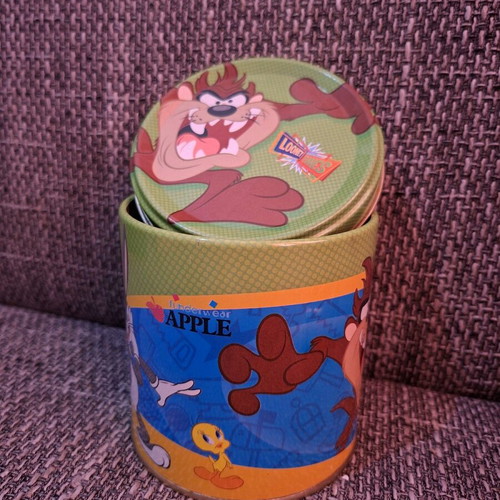 Looney Tunes metal box like new