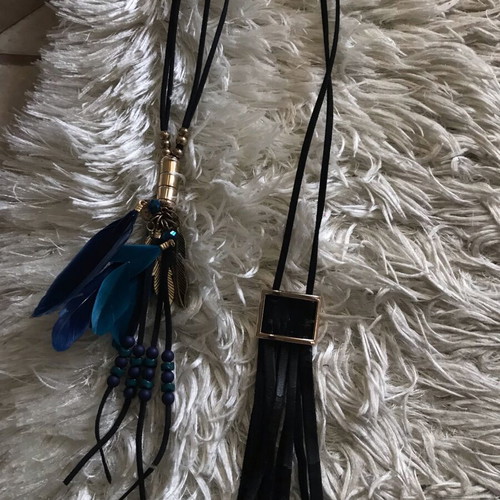 Pendant necklaces like new, set of 2 with feathers