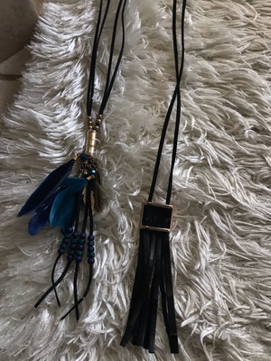 Κολιέ κρεμαστά σαν καινούργια, σετ 2 με πούπουλα