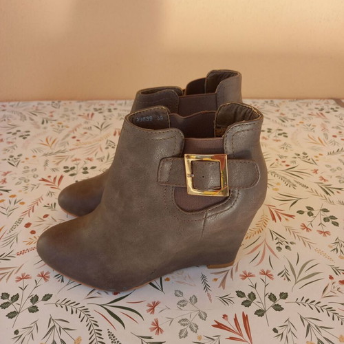 Women's grey boots with platform and gold buckle, used, size 39