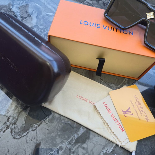 Louis Vuitton sunglasses new, black and white