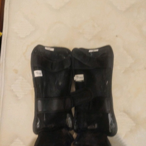 Venum shin guards like new for Kickboxing/Muaythai