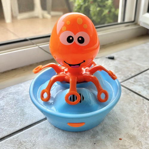 Octopus bubble machine like new, battery operated